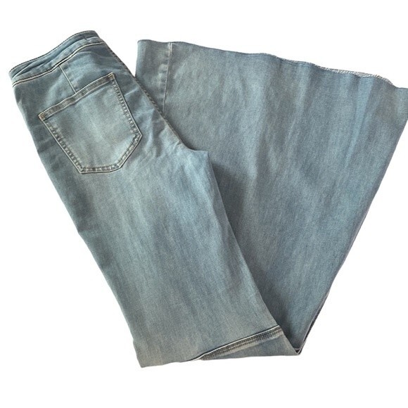 Free People Flare Float On High Rise Distressed Flare Jeans Fray Hem Retro 60's - Picture 16 of 16